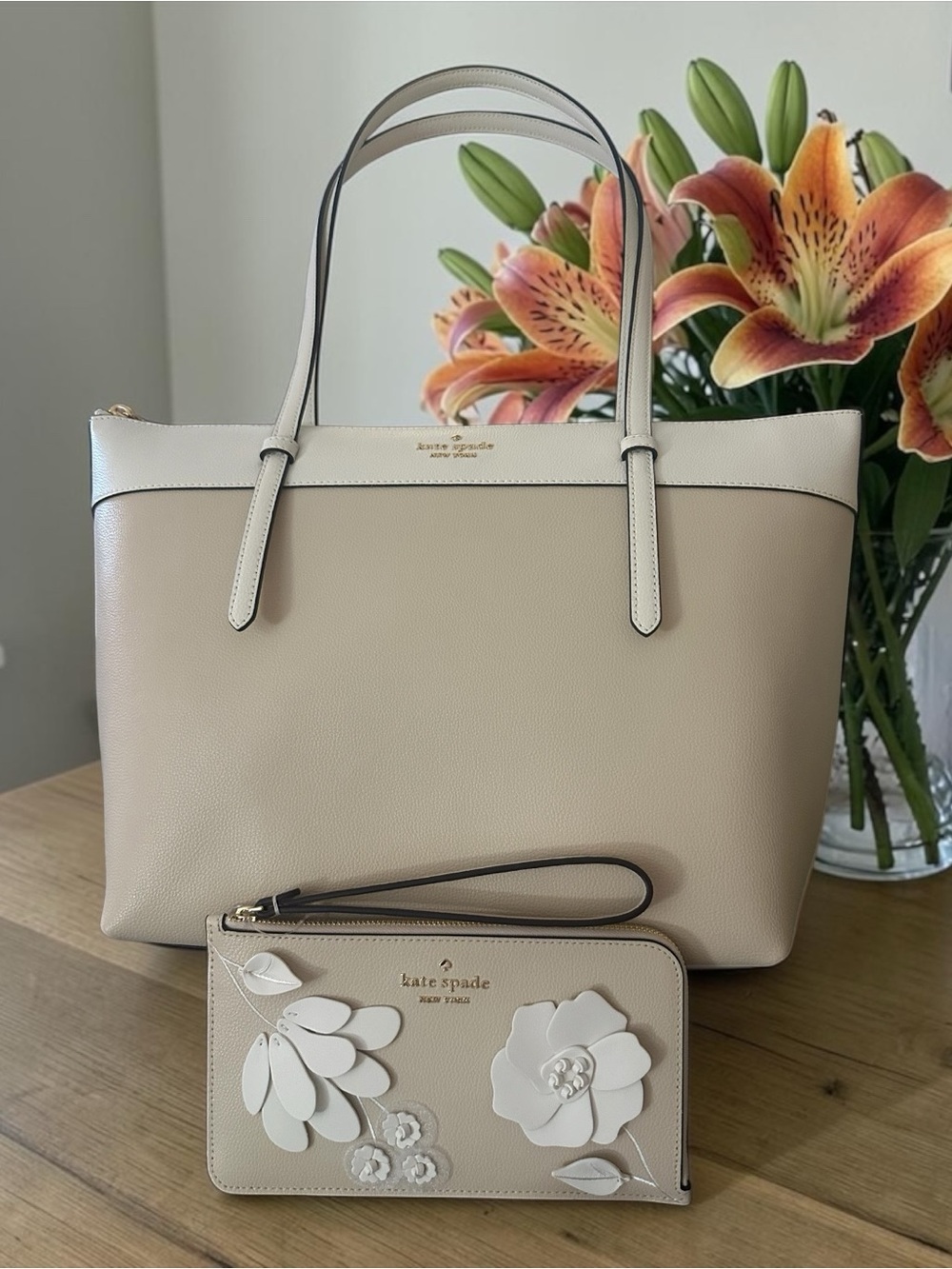 kate spade Lucy Milk Glass Leather Floral Appliqué Wristlet NWT | $169 MSRP - Picture 4 of 15